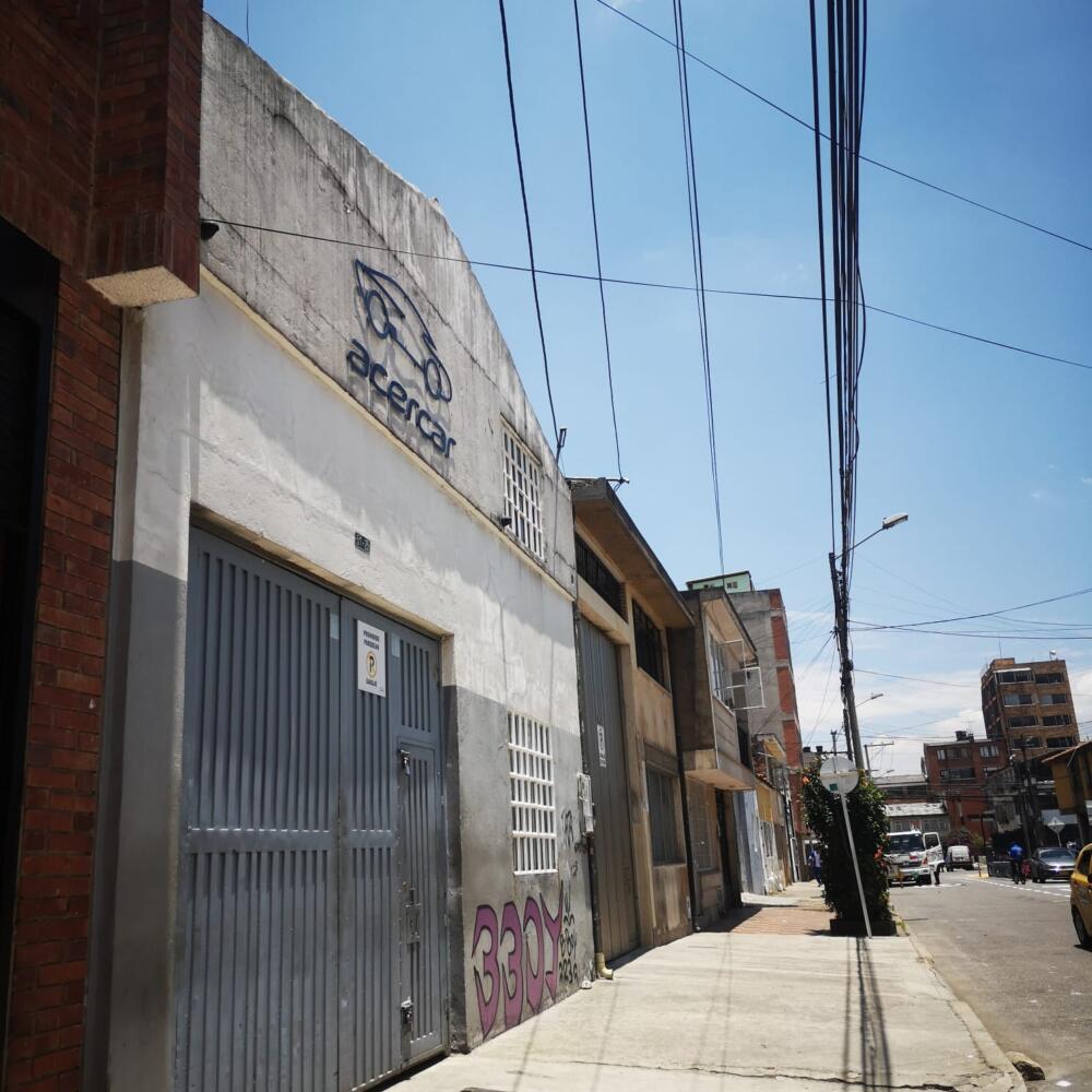 Muerte accidental en Teusaquillo: un hombre se cayó de un tejado Una tragedia ocurrió en horas de la mañana de este lunes festivo cuando un hombre de 46 años que se encontraba haciendo unos trabajos dentro de una bodega de un taller cayó de una altura de más de 5 metros y falleció producto de las lesiones.