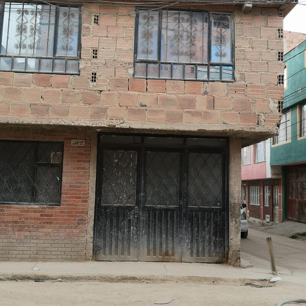 Cruel asesinato de mujer en Soacha “Imagínese que eso pasó mientras yo estaba almorzando. Salí de acá de mi local como a la 1 de la tarde, más o menos. Me fui a almorzar, como a unas cuatro cuadras de acá, y cuando regresé me encontré con el levantamiento, con la Policía, la Fiscalía, con la cuadra acordonada y con una mano de gente que estaba por acá chismeando a ver qué había pasado. La verdad yo solamente vi que era una mujer y que estaba sangrando en la cabeza o el cuello, hasta ahí. Lo demás que le diga es pura carreta porque la verdad es que yo no estaba y la gente habla mucha mentira. El hecho es que la muchacha murió ahí y a las personas que le hicieron eso como que no las agarraron.No sé nada más”, fueron las palabras de un vecino del segundo sector del barrio Los Olivos, en el vecino municipio de Soacha, en donde la tarde de este lunes se presentó un hecho violento.