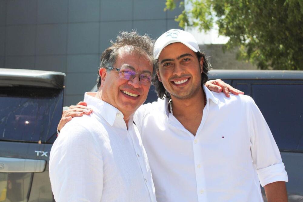 Nicolás Petro está siendo investigado por lavado de activos: Fiscalía Este martes la Fiscalía General anunció que se está investigando penalmente a Nicolás Petro, el hijo del presidente Gustavo Petro, por las presuntas reuniones que tuvo con narcotraficantes en algunas cárceles y por "posible lavado de activos".