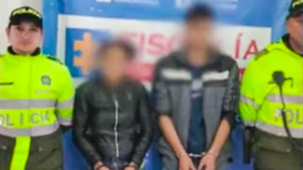 Niña de 2 años era torturada por su mamá y padrastro en Kennedy La Fiscalía Seccional Bogotá envío a la cárcel a dos sujetos señalados de agredir a una niña de tan solo dos años y a sus dos hermanitos de 5 y 7 años, en la localidad de Kennedy.