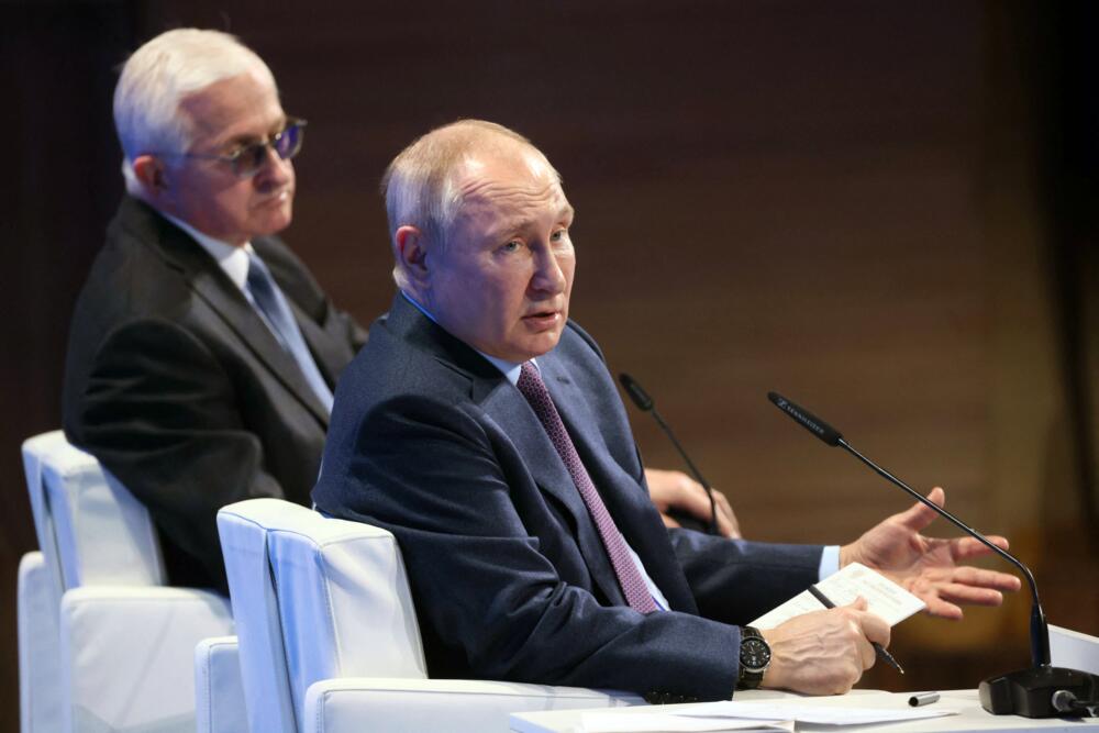 Ordenan detención contra Vladimir Putin La Corte Penal Internacional (CPI) emitió una orden de detención contra el presidente ruso, Vladimir Putin, por la deportación de niños en zonas de Ucrania ocupadas por Rusia, que denunció una decisión "carente de sentido".