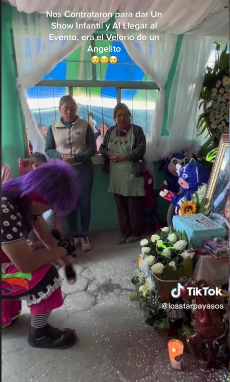Payasos llegaron para animar fiesta y se dieron cuenta que era el velorio de un niño El conmovedor momento quedó registrado en video, el cual se volvió viral en redes sociales al ver la reacción de los payasos.