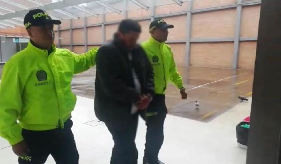 Capturan a alias 'Camilo', estafador que negociaba supuestas casas de remate en Facebook 5 Capturan a alias 'Camilo', estafador que negociaba supuestas casas de remate en Facebook La Policía Metropolitana de Bogotá, con sus unidades investigativas de la SIJIN del área de estafa, capturan en flagrancia a alias ‘Camilo’, un falso vendedor de casas de remates, que se dedicaba a engañar a las personas mediante Facebook e Instagram.