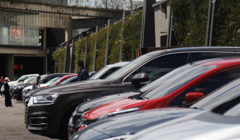 Pillos se roban los carros con una cuerda en Bogotá Delincuentes robaban carros con una cuerda en la localidad de Puente Aranda.