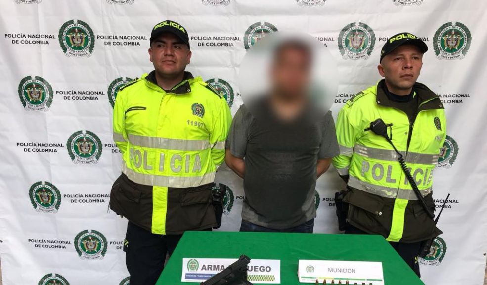 Policía captura a ladrón que iba a ser linchado en Engativá 4 Policía captura a ladrón que iba a ser linchado en Engativá En las últimas horas, se logró capturar a un hombre que iba a ser linchado por la comunidad del barrio Normandía, luego de haber hurtado y violentado a un habitante de la zona.