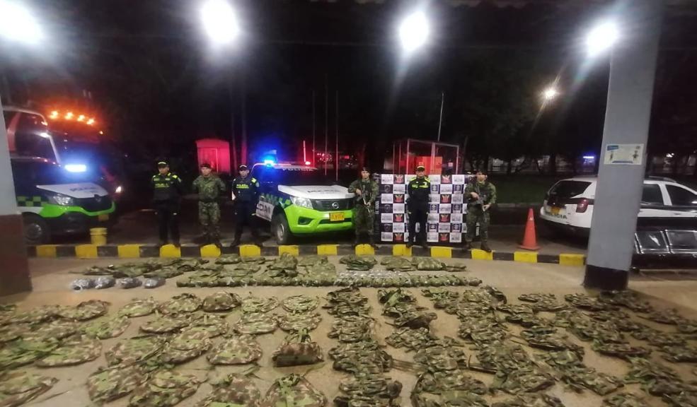 Incautan 165 prendas y elementos militares no autorizados en terminal El Salitre La Policía Metropolitana de Bogotá y el CTI de la Fiscalía General de la Nación, y tropas del Gaula Militar Cundinamarca, desplegaron el Plan Ayacucho, mediante el cual, lograron en las últimas horas la incautación de un importante material de intendencia de uso privativo de las Fuerzas Militares.