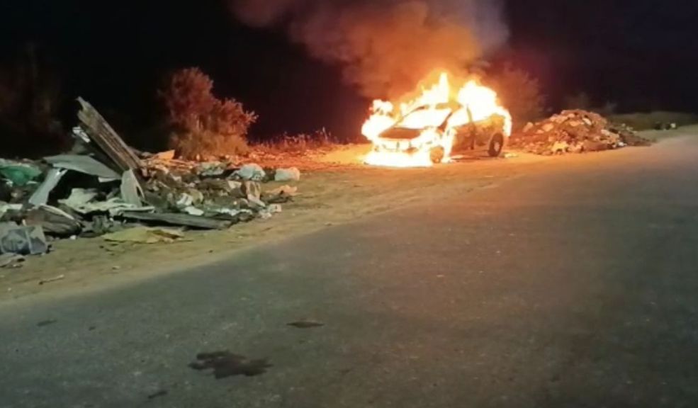 Tras agredir a su pareja le prendió fuego a su taxi 6 Tras agredir a su pareja le prendió fuego a su taxi Un hombre agredió a su mujer y luego de amenazarla con asesinarla e incendiar la casa que compartían, se llevó el taxi que se encontraba pagando junto a su pareja y en un desolado callejón de la zona le prendió fuego.