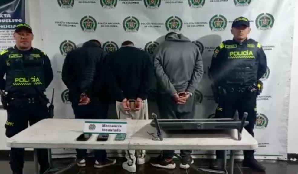 Capturan tres delincuentes mientras robaban apartamento en Tunjuelito 10 Capturan tres delincuentes mientras robaban apartamento en Tunjuelito En las últimas horas, la Policía Metropolitana de Bogotá, reportó la captura en flagrancia de tres delincuentes que fueron sorprendidos mientras robaban un apartamento en la localidad de Tunjuelito, el sur de la ciudad.