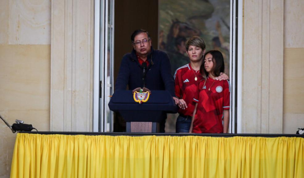 Gustavo Petro convocó a los trabajadores a un 'balconazo' A su llegada a la Universidad Nacional para participar en la Clausura de la Asamblea Nacional Popular Comunal, el presidente Gustavo Petro hizo una nueva convocatoria a los trabajadores para el primero de mayo.