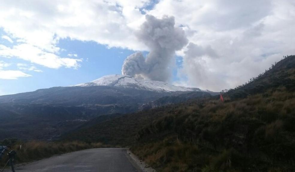 Alerta en el Nevado del Ruiz: reportan alta presencia de ceniza 1 Alerta en el Nevado del Ruiz: reportan alta presencia de ceniza Continua la actividad sísmica en el volcán Nevado del Ruiz con movimiento de fluidos en los conductos volcánicos y emisión de gases y ceniza.