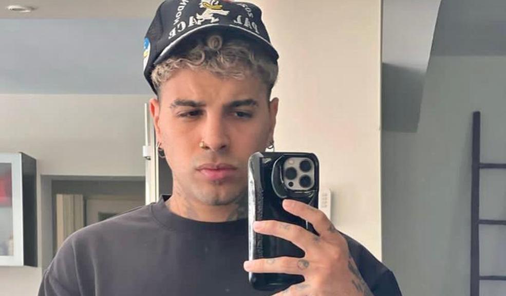 Rauw Alejandro se fracturó el hombro en pleno concierto El artista puertorriqueño Rauw Alejandro, quien adelanta una gira mundial de presentación de su último disco, Saturno World Tour, sufrió una caída en pleno concierto que lo dejó con el hombro fracturado.