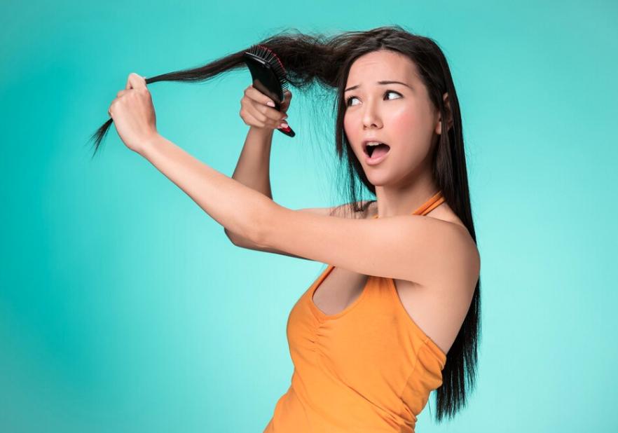 Que el frizz no le haga el cabello imposible 1 Que el frizz no le haga el cabello imposible Uno de los ‘enemigos’ del cabello de la mujer definitivamente es el frizz, que se da por muchas razones y que se ve como un efecto que nos hace parecer como electrocutadas.