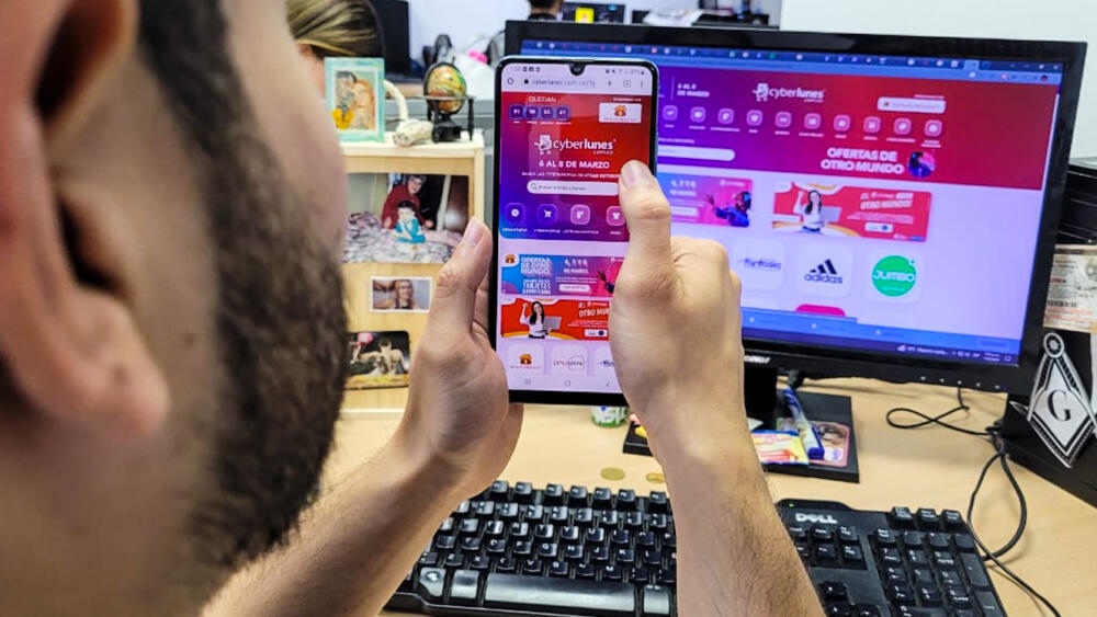Quedan pocas horas para que se acabe el Cyberlunes: aproveche los descuentos Este lunes 6 de marzo arrancó la primera fecha del Cyberlunes en el país y como es costumbre, cientos de colombianos comenzaron a realizar sus comprar virtuales a través de la página web oficial del Cyberlunes con el fin de acceder a grandes descuentos.