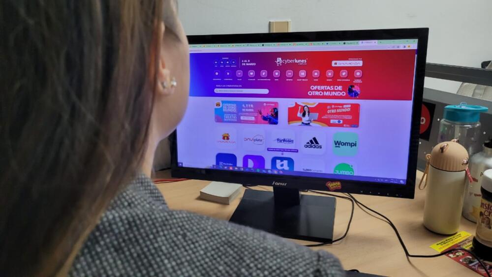 Quedan pocas horas para que se acabe el Cyberlunes: aproveche los descuentos Este lunes 6 de marzo arrancó la primera fecha del Cyberlunes en el país y como es costumbre, cientos de colombianos comenzaron a realizar sus comprar virtuales a través de la página web oficial del Cyberlunes con el fin de acceder a grandes descuentos.