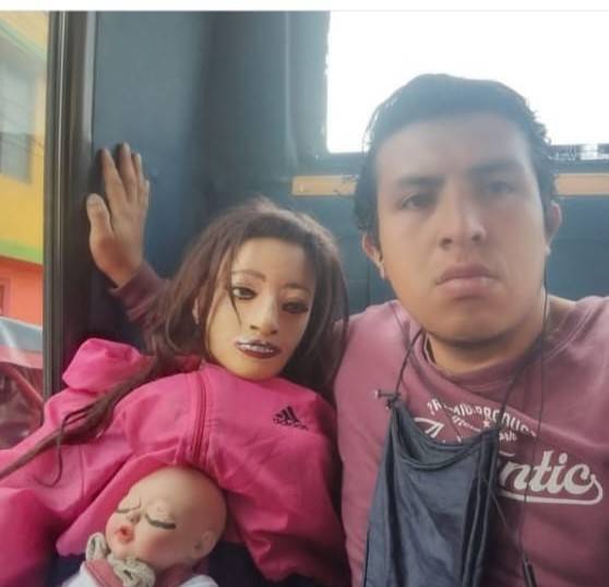 La verdadera historia detrás del joven bogotano y su novia, una muñeca de trapo El joven bogotano que se hizo famoso en redes sociales por compartir fotos junto a su novia, una muñeca de trapo, volvió a aparecer y aseguró que está esperando el tercer hijo con su pareja.