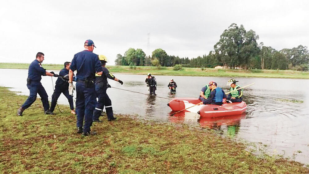 Rescatan dos cadáveres en El Muña Los vecinos de la represa fueron, como en ocasiones anteriores, los que avistaron un cadáver flotando. En un principio pensaron que se trataba de otra cosa, un tronco, una prenda de vestir o algún escombro. Pero no, la verdad de quien arrojó ese cuerpo al agua, la cual quería evitar a toda costa, se manifestó en forma de muerte y salió a flote.