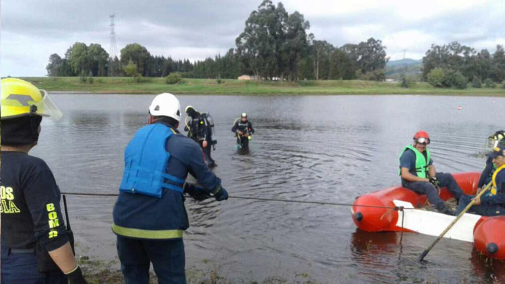 Rescatan dos cadáveres en El Muña Los vecinos de la represa fueron, como en ocasiones anteriores, los que avistaron un cadáver flotando. En un principio pensaron que se trataba de otra cosa, un tronco, una prenda de vestir o algún escombro. Pero no, la verdad de quien arrojó ese cuerpo al agua, la cual quería evitar a toda costa, se manifestó en forma de muerte y salió a flote.