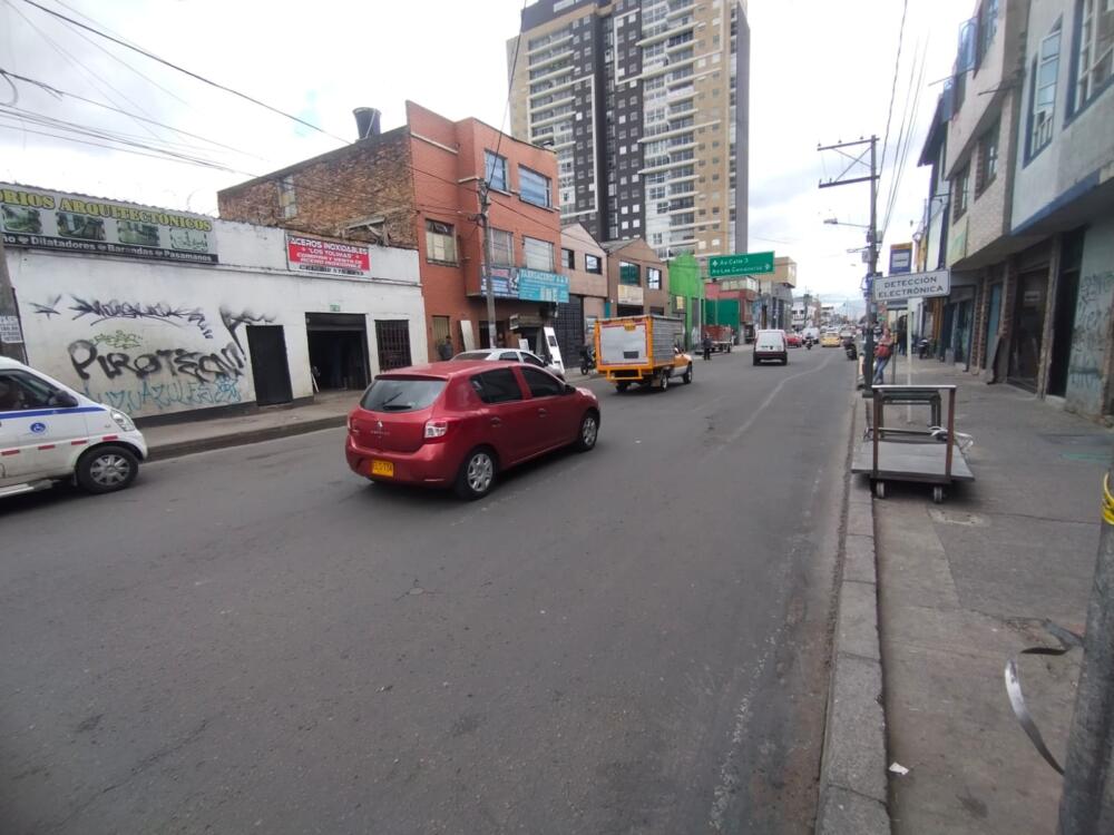 En riña agreden a un hombre y luego un bus lo arrolló en Los Mártires Un hombre de 42 años fue víctima del ataque por parte de tres personas en el barrio Ricaurte (Los Mártires).