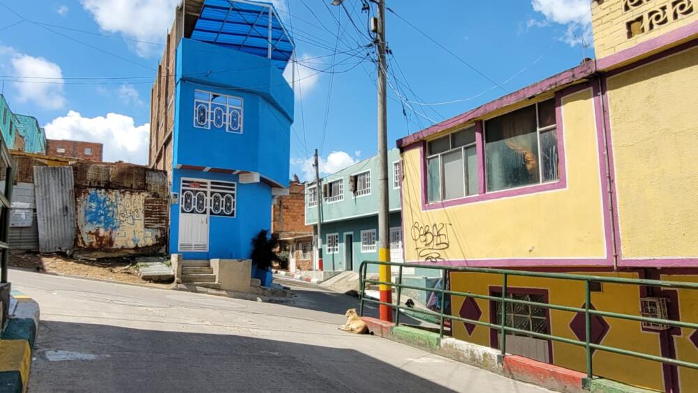 A puñaladas asesinaron a un hombre en Villas del Diamente La presencia de los patrulleros de la Policía por una de las cuadras del barrio Villas del Diamante (Ciudad Bolívar), en la mañana de este sábado, dejó sorprendido a más de un habitante del sector que salía a comprar lo del desayuno a la panadería.
