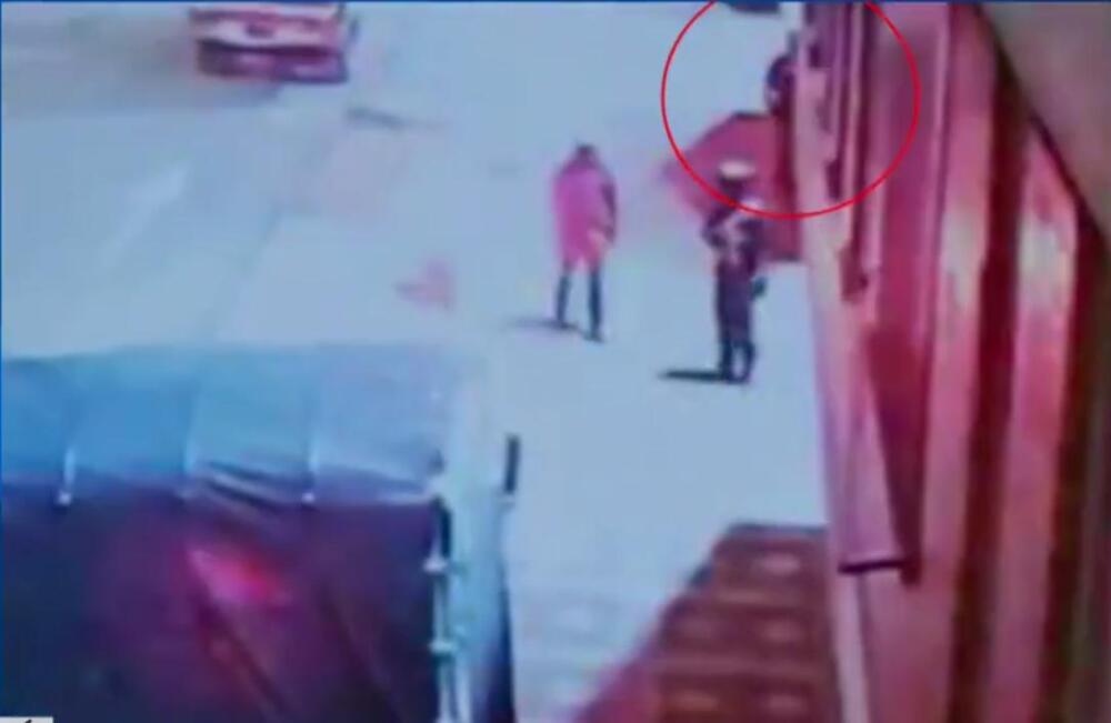 Robo de película en una bodega de Puente Aranda Un robo de película se presentó al interior de una bodega de la localidad de Puente Aranda, al sur de Bogotá, el cual quedó registrado en los videos de las cámaras de seguridad de la propiedad, pues aproximadamente 15 bandidos participaron en el delito.