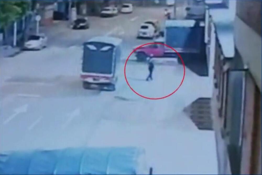 Robo de película en una bodega de Puente Aranda Un robo de película se presentó al interior de una bodega de la localidad de Puente Aranda, al sur de Bogotá, el cual quedó registrado en los videos de las cámaras de seguridad de la propiedad, pues aproximadamente 15 bandidos participaron en el delito.