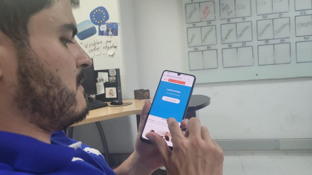 Scotiabank Colpatria anunció baja en las tasas para sus tarjetas de crédito Otro banco más a la lista de la "guerra de tasas". Esta vez, Scotiabank Colpatria anunció que teniendo en cuenta las dificultades que están viviendo las familias colombianas a causa de la desaceleración de la economía también bajará sus tasas.