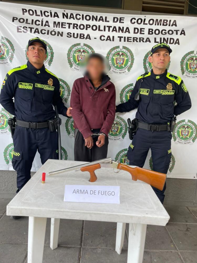 Sembraba el terror con una escopeta por las calles de Suba Un hombre fue capturado en el barrio Prado Veraniego de Suba luego de que iba por la calle sembrando el terror con una escopeta. El sujeto ya había sido capturado por hurto.