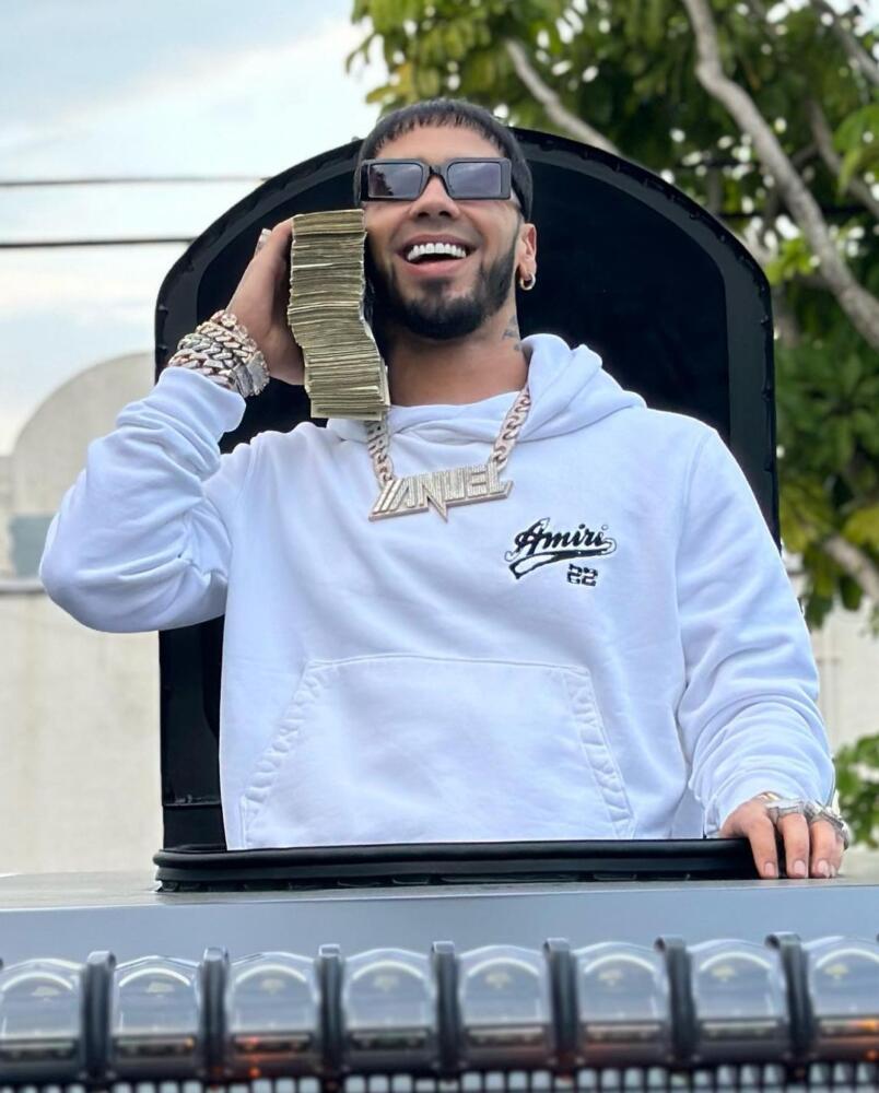 Shakira demandaría a Anuel por nombrarla en una canción La cantante barranquillera, Shakira, podría interponer una demanda contra Anuel por daños en su imagen. Esto después de que el boricua la mencionara en una de sus canciones y subiera una foto de ella a su Instagram.