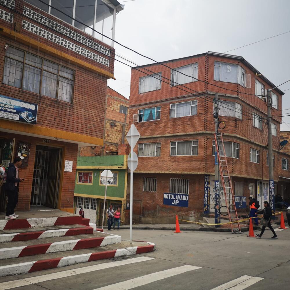 Sicario acabó con Jeison Javier en Ciudad Bolívar Un sicario acabó con la vida de un hombre de 33 años en el barrio San Francisco, de la localidad de Ciudad Bolívar.