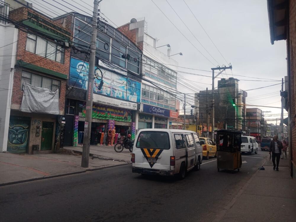 Doble sicariato en Bosa Centro “Esa vaina fue ahí en un bar como a las 3:30 o 4:00 de la mañana. Por la hora en que pasó eso es difícil que encuentre algún testigo presencial de la pelea. Lo que se está comentando acá en la zona es que se armó tremenda balacera dentro del bar y que en medio de ese boleo resultaron dos heridos graves que resultaron muertos. En sí nadie sabe muy bien qué pasó porque usted sabe cómo es la cosa por acá, el que sabe no habla y el que habla lo callan.