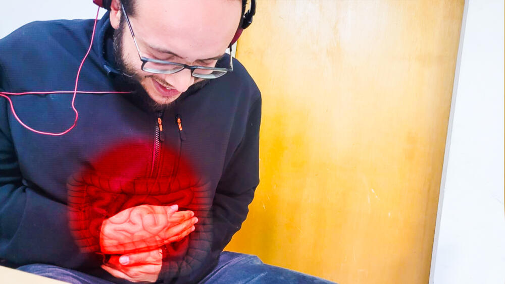 Lo que debe saber sobre el síndrome del colon irritable El síndrome del intestino irritable (SII) es un problema que afecta al intestino grueso. Puede causar cólicos abdominales, distensión y cambios en los hábitos intestinales. Algunas personas con este trastorno tienen estreñimiento, otras padecen diarrea. Algunas pasan de un cuadro de estreñimiento a uno de diarrea.