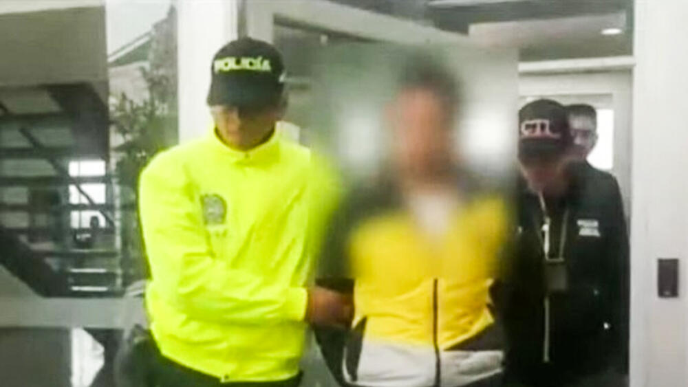 Sujeto encerró a su esposa en su propia casa y le quitó los servicios La Policía y el cuerpo de Bomberos rescató a una mujer que se encontraba encerrada en su propia casa en el sector de León XIII, en el municipio de Soacha, pues su esposo la mantenía allí retenida en contra de su voluntad ¡Y hasta le había cortado los servicios!