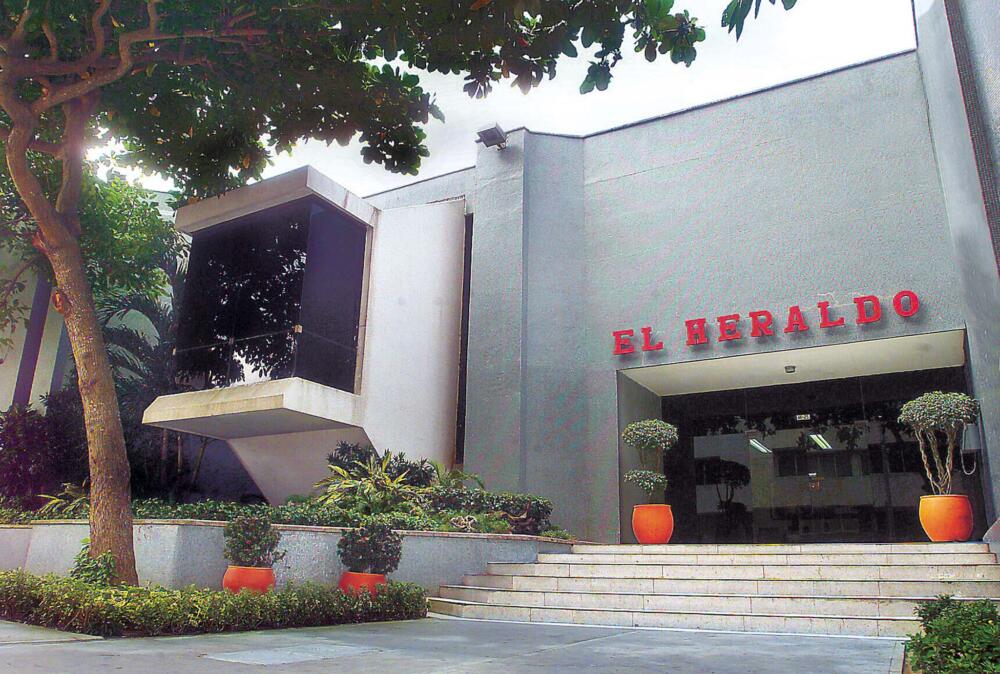 Sujetos armados llegaron al periódico El Heraldo e intimidaron a periodistas Seis sujetos armados ingresaron a la fuerza al edificio donde queda ubicado el periódico El Heraldo e intimidaron a los periodistas con el fin de exigirles que la directora del medio, Erika Fontalvo, saliera y le hiciera una entrevista al líder de una peligrosa banda delincuencial.