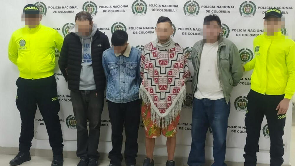 Caen 10 delincuentes que integraban 3 bandas criminales en Bogotá La Policía Metropolitana de Bogotá, dío un duro golpe a tres temidas bandas criminales que tenían azotados a los habitantes de las localidades de Ciudad Bolívar, Engativá y Usaquén.