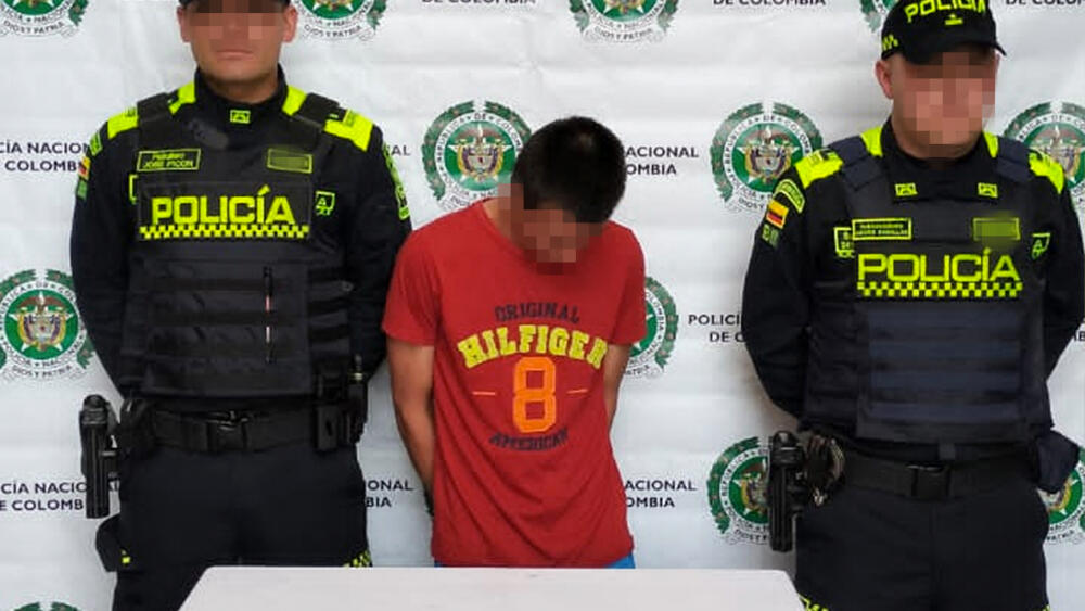 Caen 10 delincuentes que integraban 3 bandas criminales en Bogotá La Policía Metropolitana de Bogotá, dío un duro golpe a tres temidas bandas criminales que tenían azotados a los habitantes de las localidades de Ciudad Bolívar, Engativá y Usaquén.