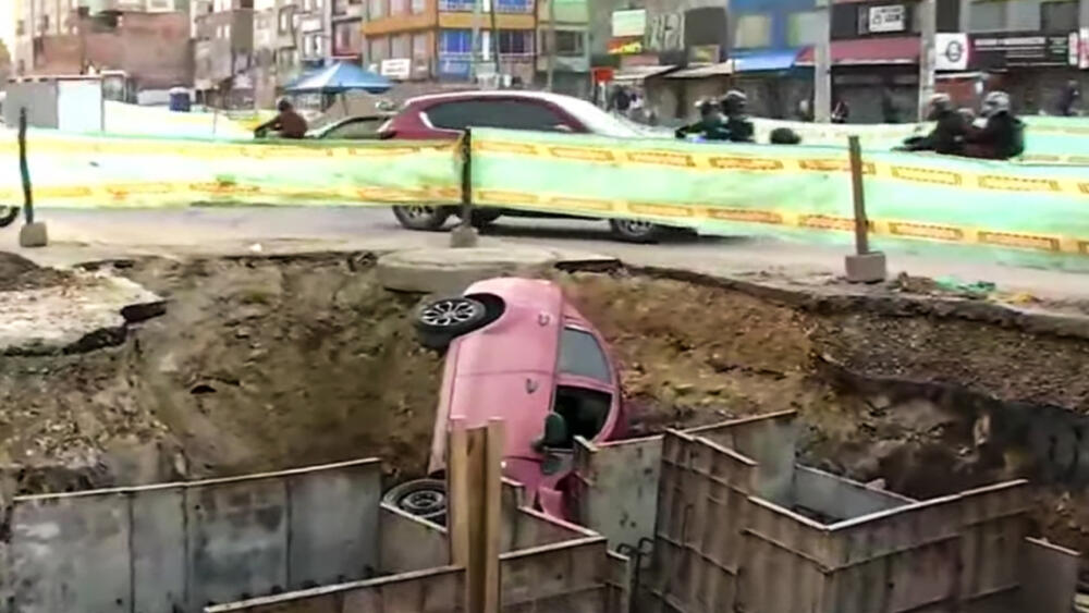 Terrible: un carro quedó atrapado en un profundo hueco en Bosa Durante la madrugada de este martes se registró un terrible accidente de tránsito: un carro quedó atrapado en el hueco de una obra.