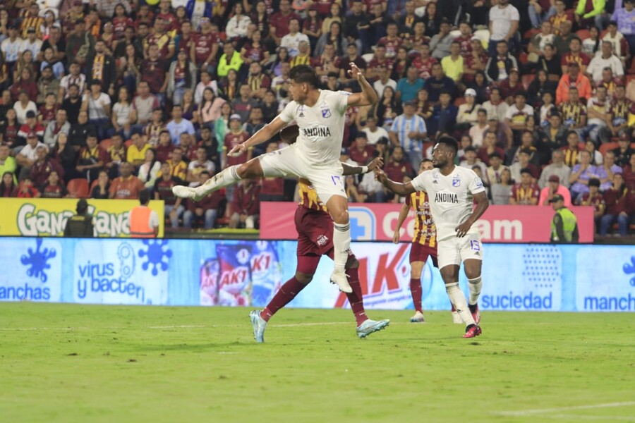 Millonarios dejó escapar el triunfo ante el Tolima y empató 1 a 1 2 Millonarios dejó escapar el triunfo ante el Tolima y empató 1 a 1 Millonarios dejó escapar el liderato en su visita al Deportes Tolima en Ibagué y al final del encuentro un gol de los pijaos dejó el marcador en tablas.