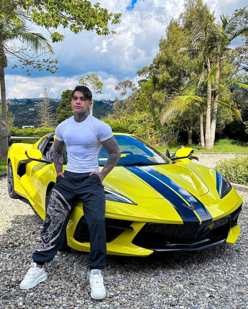 Tras confesar su problema con las drogas, Yeferson Cossio reveló cuánto lleva sin consumir El creador de contenido Yeferson Cossio, quien ha causado polémica no solo por su contenido de bromas pesadas junto a su hermana Cintia, sino también por sus declaraciones en algunas entrevistas, donde ha revelado los problemas que tiene con las drogas, reveló cuánto tiempo lleva "limpio".