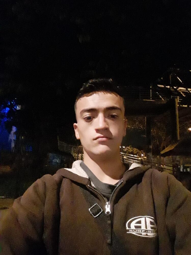 Tras la pista del asesino de Cristian en Ciudad Bolívar Una familia residente en el sector de Candelaria La Nueva, en Ciudad Bolívar, vive una lamentable desgracia familiar propiciada por un conductor que atropelló impunemente al menor de los miembros de la familia causándole la muerte inmediata.