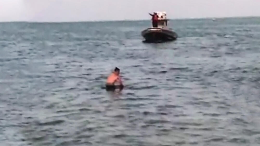 Turistas hallan cadáver en playa de San Andrés Tremendo susto se llevaron los turistas que se encontraban bañándose este lunes festivo en las playas de San Andrés, pues presenciaron una aterradora escena: hallaron el cadáver de un hombre en medio del mar.