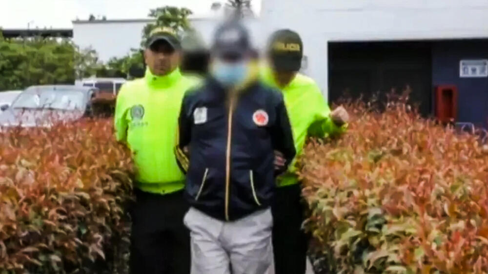 Un hombre engañó a un menor de 13 años por redes sociales para abusar de él En las últimas horas se conoció un terrible caso de abuso sexual contra un menor de 13 años. Al parecer, un hombre engañó al menor por redes sociales, haciéndose pasar por un adolescente para cometer el delito.