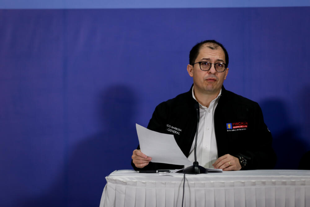 Última hora: Fiscal Barbosa canceló la captura de 19 cabecillas de disidencias con las que el Gobierno adelanta acercamientos En las últimas horas, el Fiscal General Francisco Barbosa suspendió la orden de captura contra 19 cabecillas de disidencias con las que el Gobierno Nacional adelanta acercamientos.
