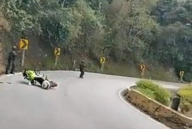 “Ya no me verán reír más”: murió escolta que grabó asalto a carro de valores Se confirmó la muerte del escolta del carro de valores que resultó gravemente herido en la balacera registrada en la vía que conduce de Ocaña a Aguachica, en el departamento de Cesar. 