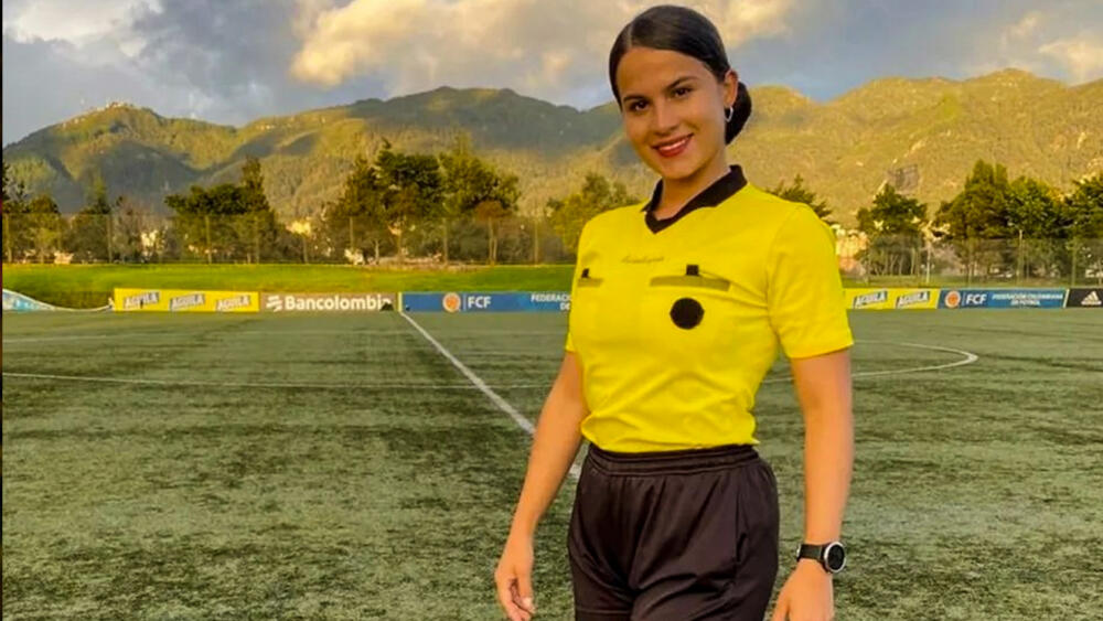Valentina Agudelo, una jueza de línea con todas las de la ley Para Valentina Agudelo, su vida ha sido de retos y satisfacciones. El atletismo abrió el camino para salir de la vereda Combia Grande, en el municipio de Fredonia, a estar cerca de graduarse como sicóloga y siendo asistente arbitral de la Liga femenina. En diálogo con Q’HUBO, Valentina nos contó la manera de repartir su tiempo entre tantas ocupaciones. 