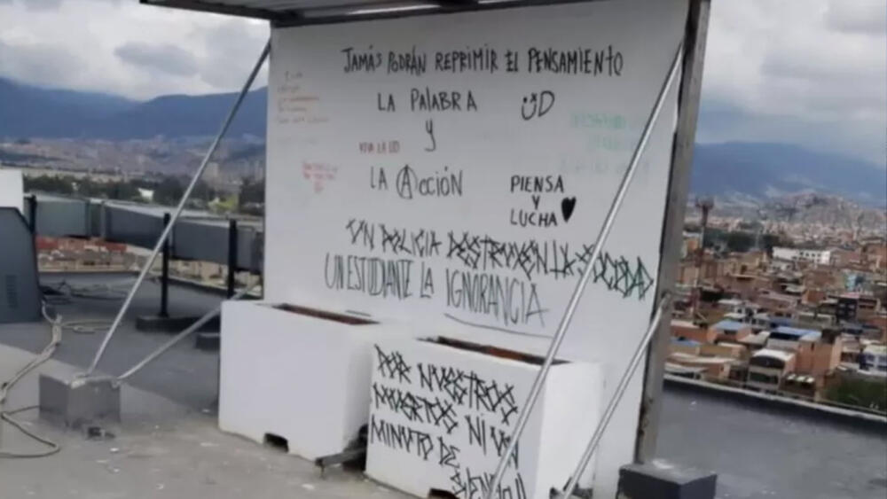 Vándalos ya dañaron la nueva sede de la U. Distrital La nueva sede de la Universidad Distrital, ubicada en la localidad de Ciudad Bolívar, fue inaugurada el pasado miércoles y no han transcurrido ni 48 horas cuando ya sus instalaciones fueron vandalizadas, tal como quedó registrado en varias fotografías.