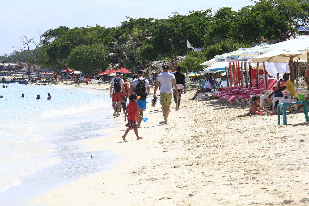 Ventas de las agencias de viajes se redujeron 30% para Semana Santa 1 Ventas de las agencias de viajes se redujeron 30% para Semana Santa Por cuenta del cese de operaciones de varias aerolíneas las ventas en las agencias de viajes se redujeron de forma considerable a comparación de años anteriores.