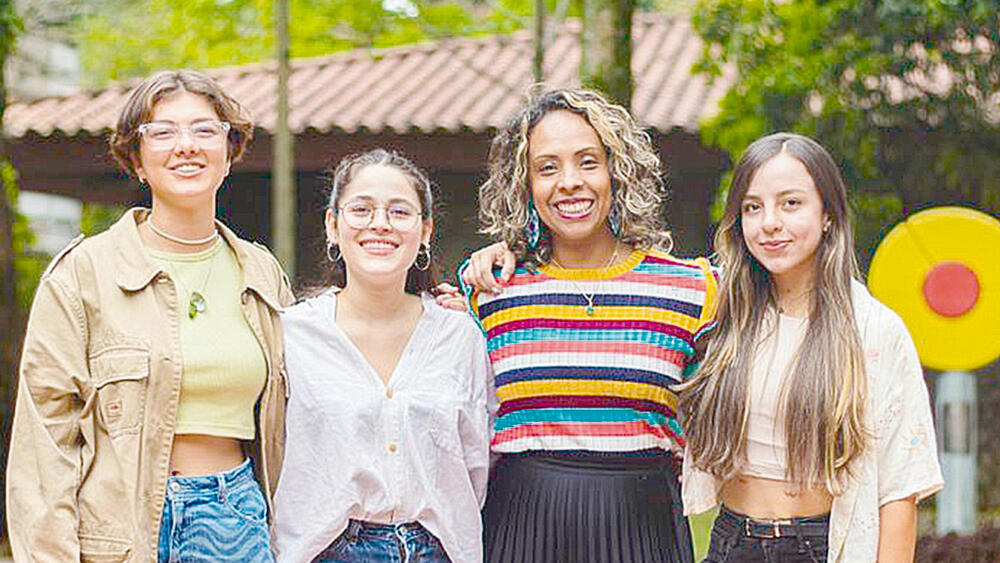 Las científicas que nos representarán en Alemania Mujeres científicas, paisas y utilizando su inteligencia al servicio de experimentos espaciales. Así se podría definir brevemente a Vera Gravitas, un grupo de tres estudiantes y una docente de la Universidad de Antioquia a las que les picó el bichito de la curiosidad respecto a fenómenos asociados con la ausencia de gravedad y su experimento las ha llevado a representarnos en el exterior. ¿Su próximo destino?