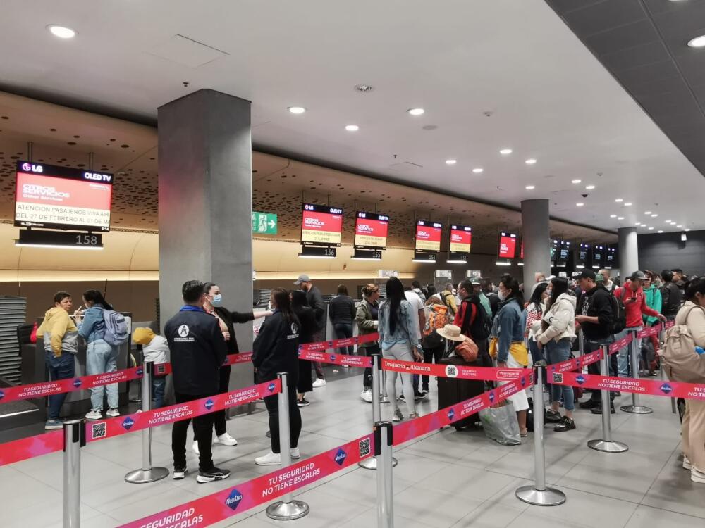Viva Air se pronunció y dijo que no devolverá dinero de tiquetes Las personas que tienen tiquetes comprados por la aerolínea Viva Air se encuentran enfurecidos y frustrados debido al anuncio que dio su presidente la mañana de este miércoles, puesto que afirmó que no se hará devolución de dinero por ahora.