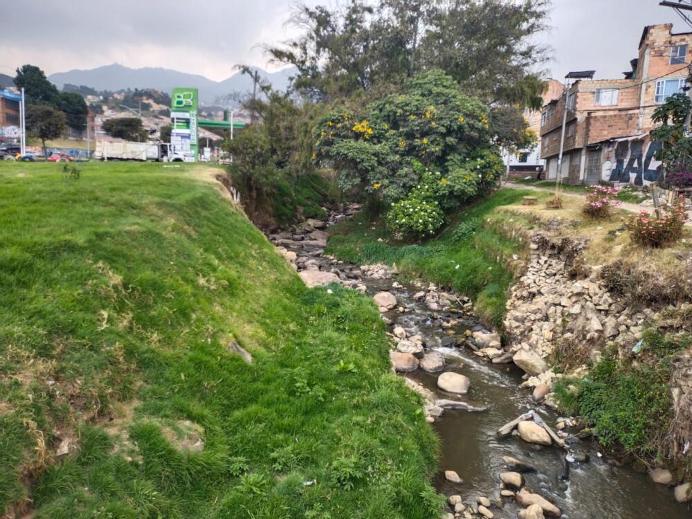 En Usme despertaron con un muerto en la quebrada La comunidad del barrio Chuniza (Usme) no sale del asombro tras el hallazgo de un cuerpo en aguas de la localidad.