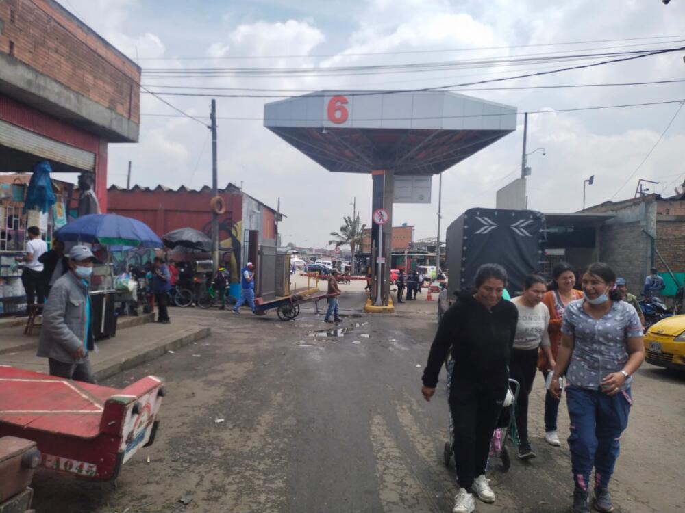 Intolerancia fatal en la puerta 6 de Corabastos 1 Intolerancia fatal en la puerta 6 de Corabastos En el caluroso mediodía del lunes varios coteros, comerciantes y conductores de Corabastos llegaron, como de costumbre, a la cancha de bolirrana Caliche, ubicada en la calle 40 sur con carrera 81K, justo frente a la entrada 6 de la central mayorista de frutas, verduras y abarrotes más grande del país.